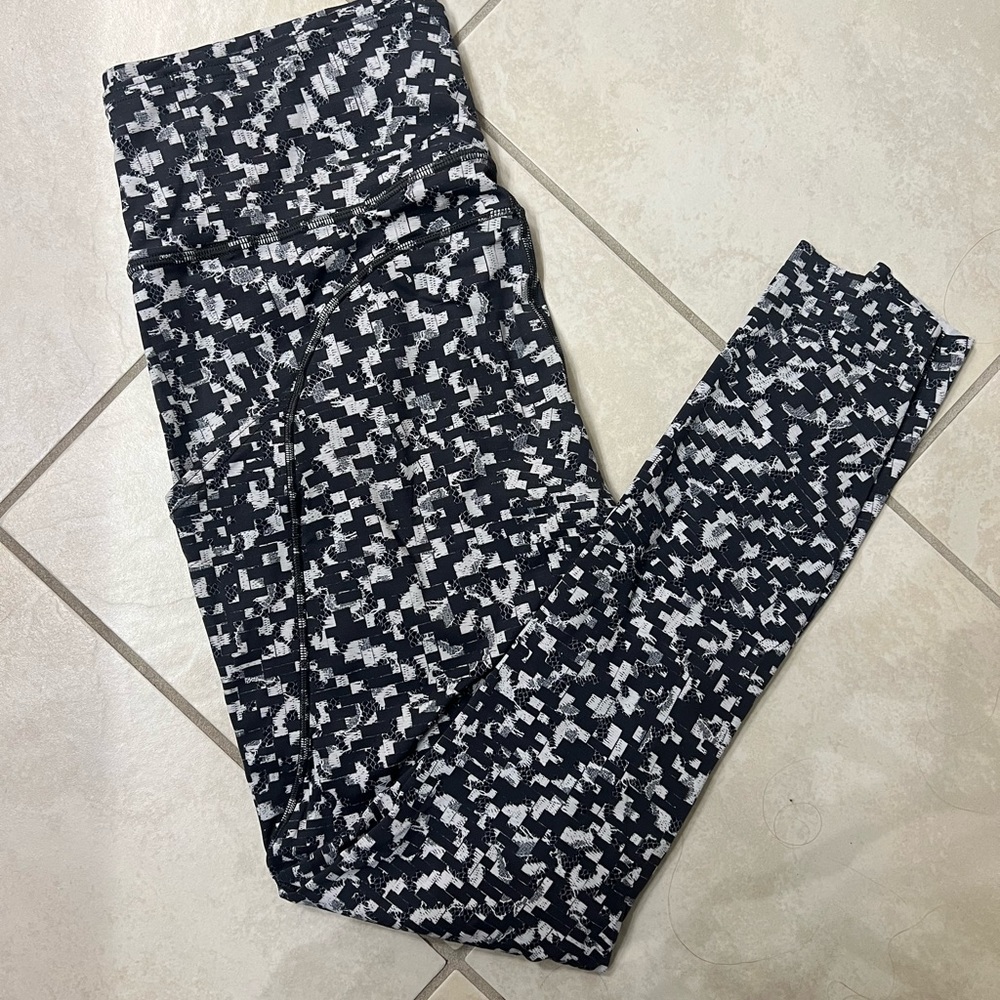 NWOT lululemon fats and free 25”